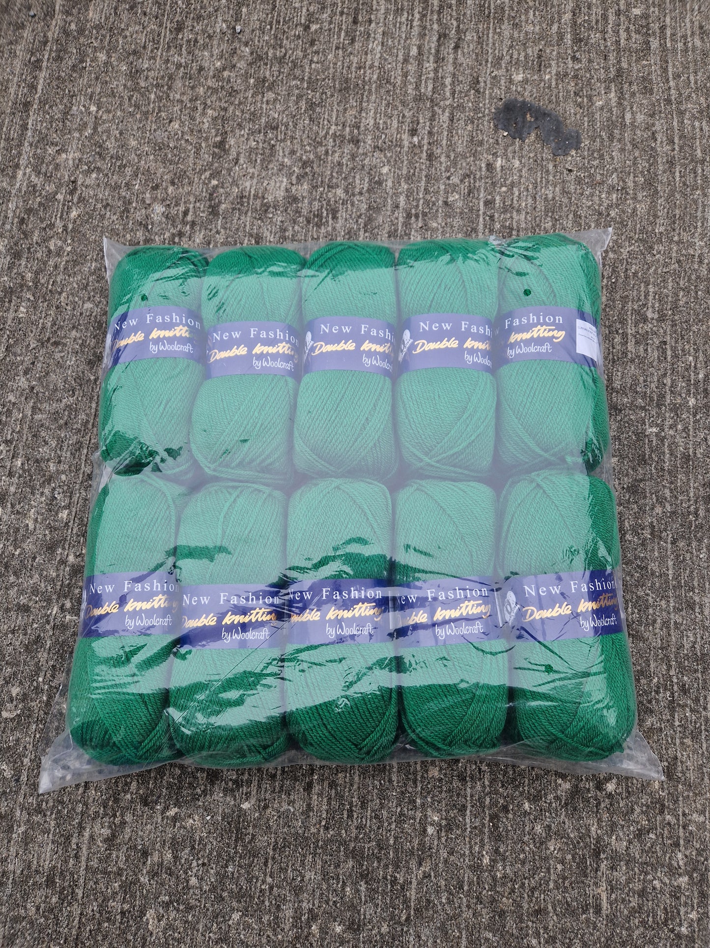 Special Offer INCLUDING POSTAGE - 10 x 100g New Fashion Double Knit Green 413