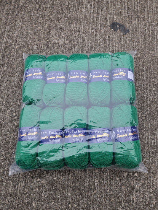 Special Offer INCLUDING POSTAGE - 10 x 100g New Fashion Double Knit Green 413