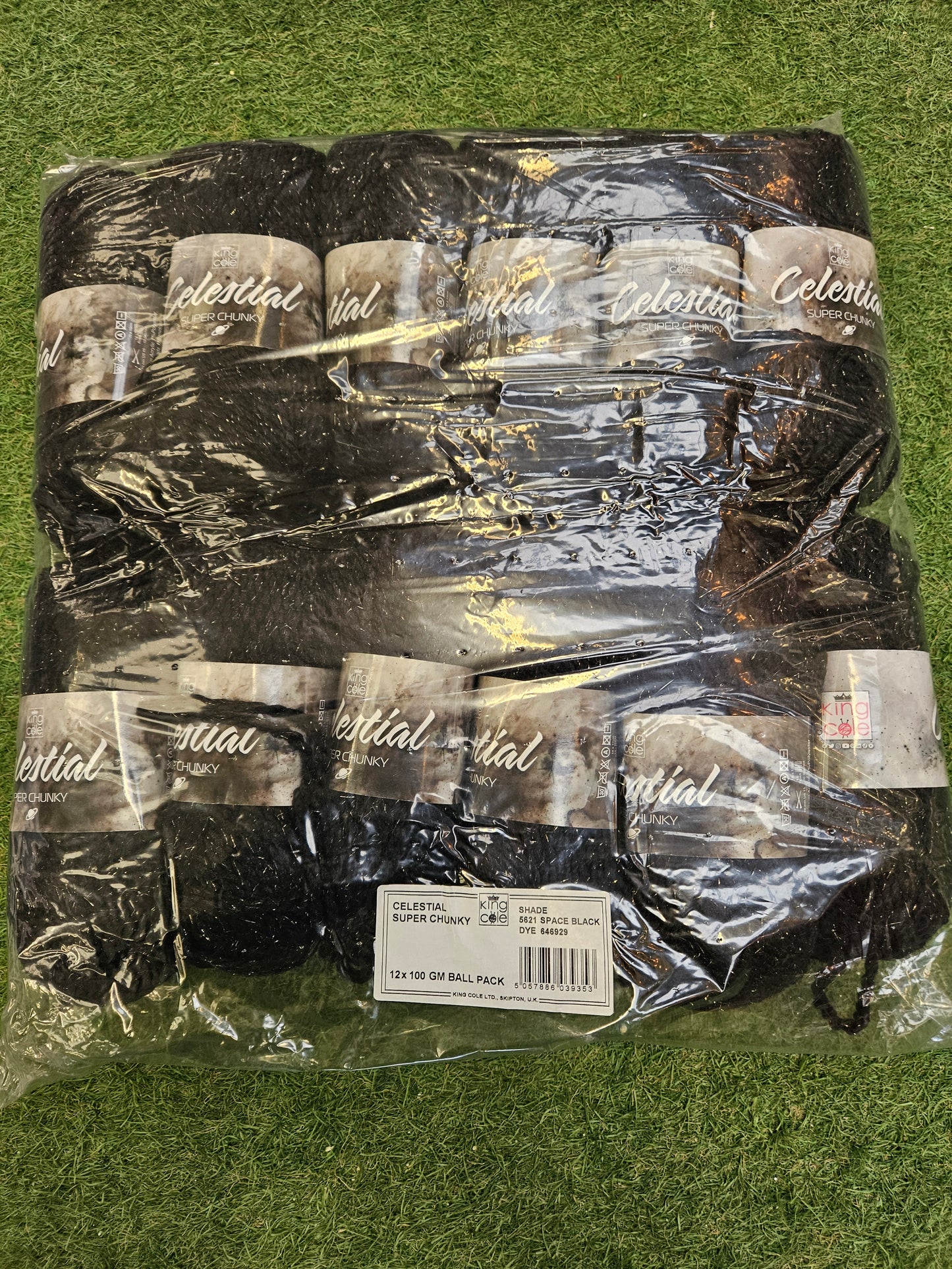 SPECIAL OFFER - DELIVERY INCLUDED 12x Celestial Super Chunky Wool 100g (Space Black)